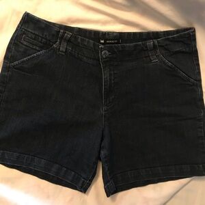 Lee Midrise Jean shorts.  Size 16 Med. Good condition.